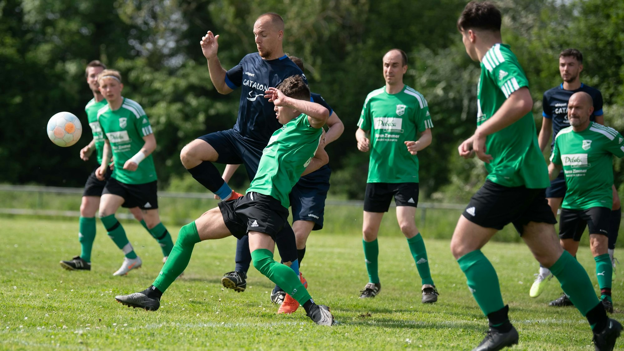 Der SV Bessenich II ist trotz der Niederlage gegen den VfL Niederelvenich/Mülheim-Wichterich aufgestiegen. Das wurde ausgiebig gefeiert.