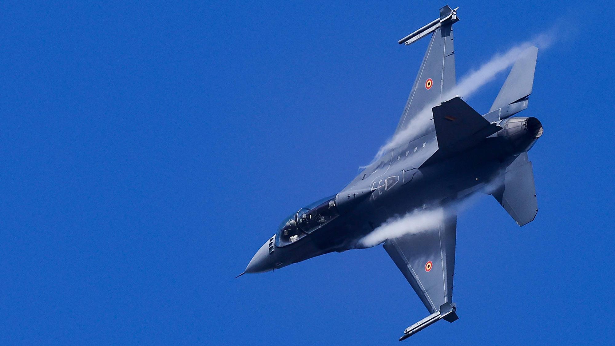 Eine F-16 der belgischen Luftwaffe nimmt an einer Nato-Übung teil. Die Ukraine erhofft sich „Dutzende“ der Kampfjets. (Archivbild)