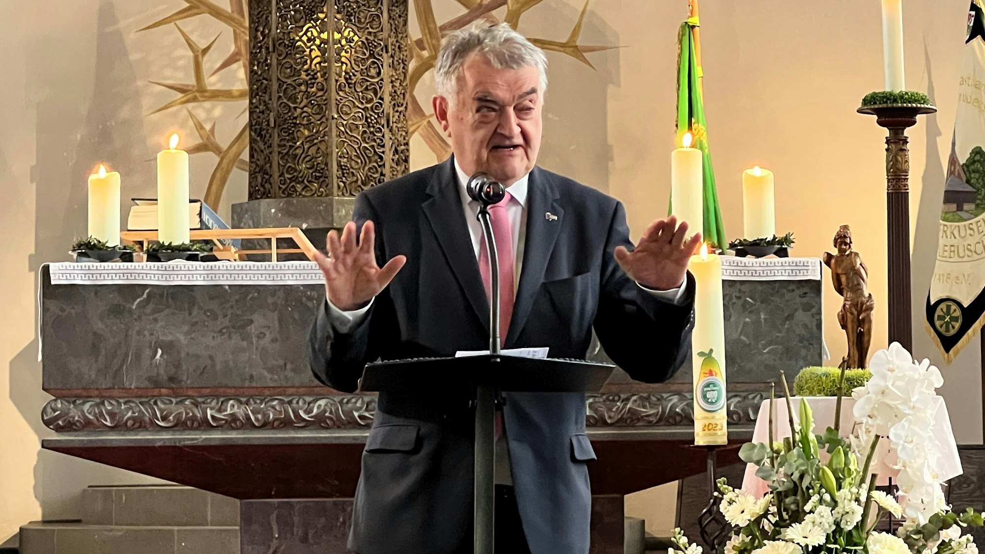 Auch NRW-Innenminister Herbert Reul spricht in der Lützenkirchener St.-Maurinus-Kirche.