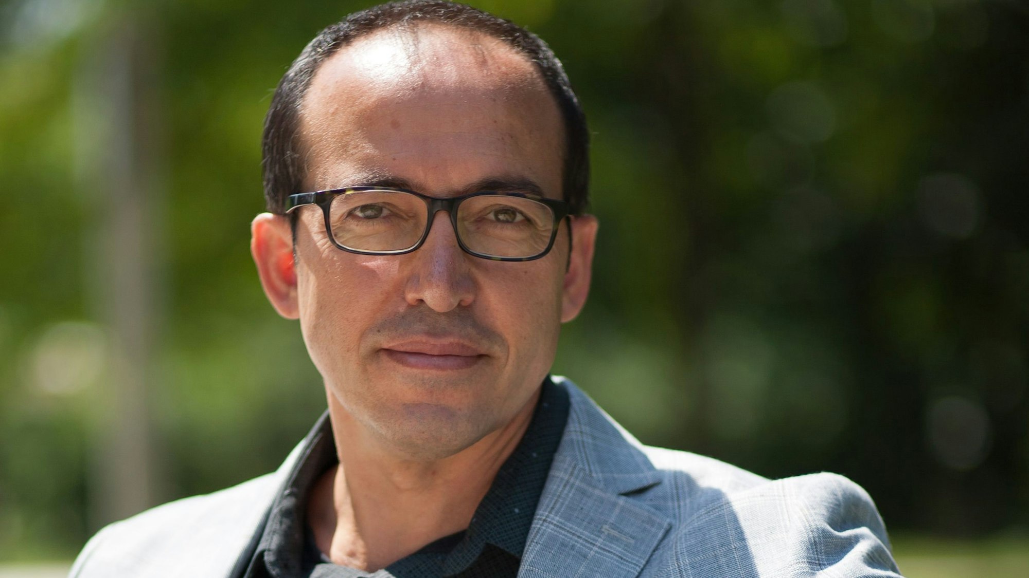 Burhan Sönmez schaut in die Kamera.