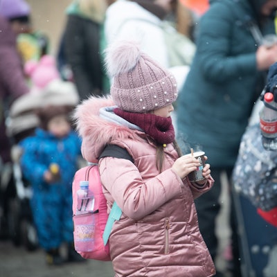 Russische Soldaten entführen ukrainische Kinder, um sie einer Gehirnwäsche zu unterziehen.