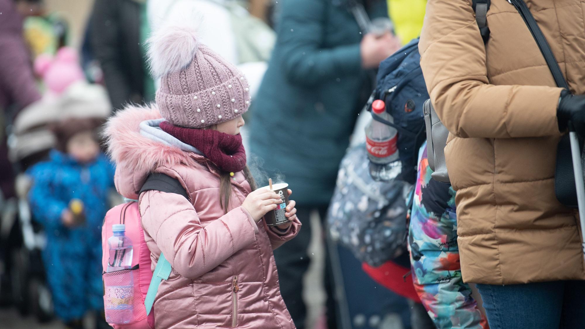 Russische Soldaten entführen ukrainische Kinder, um sie einer Gehirnwäsche zu unterziehen.