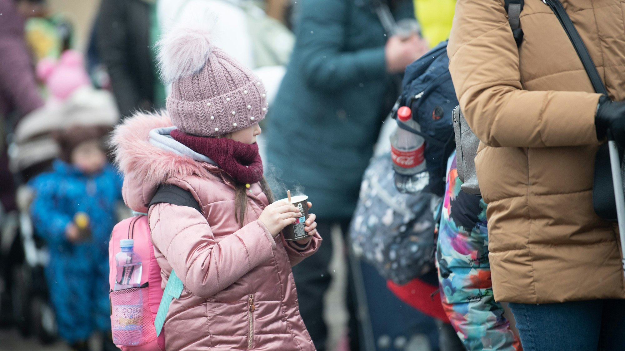 Russische Soldaten entführen ukrainische Kinder, um sie einer Gehirnwäsche zu unterziehen.