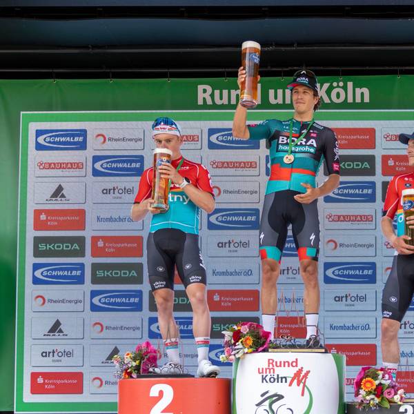Der Niederländer Danny van Poppel (M.) vom Team Bora-hansgrohe steht bei der 105. Auflage des Radrennens „Rund um Köln “als Erstplatzierter auf dem Siegerpodium neben dem zweitplatzierten Belgier Milan Menten (l.) und dem Drittplatzierten Jasper de Buyst (r.) (beide Team Lotto Dstny).