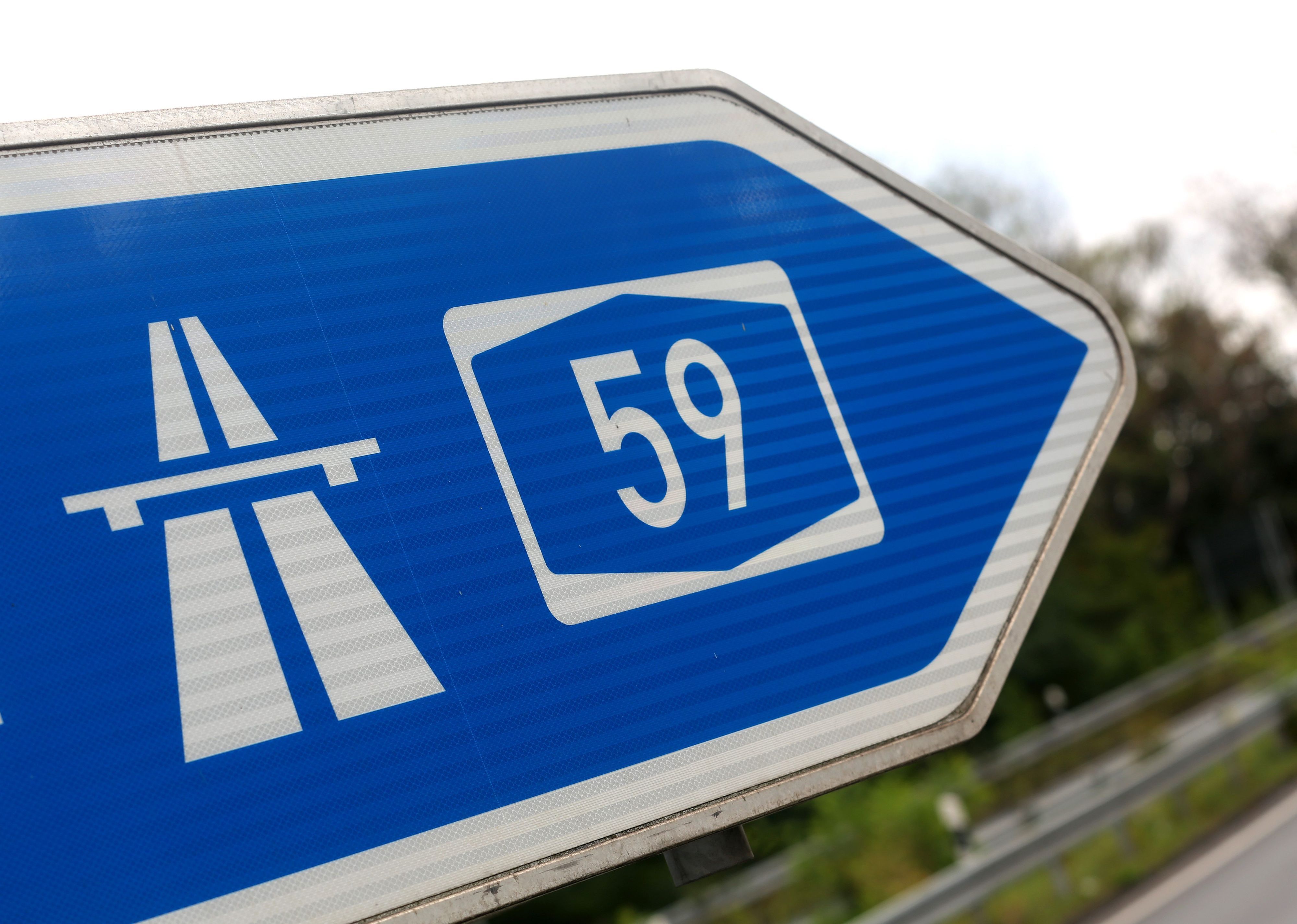 ARCHIV - 11.09.2019, Nordrhein-Westfalen, Duisburg: Ein Autobahnschild der A59 bei Duisburg. Wegen Bauarbeiten im Kreuz Leverkusen-West wird die Autobahn 59 an diesem Wochenende zwischen dem Autobahnkreuz und dem Übergang zum Westring in Leverkusen in beiden Richtungen gesperrt. Die Sperrung beginnt am Freitagabend um 20.00 Uhr und soll bis Montagmorgen um 5.00 Uhr dauern, wie die Autobahn GmbH des Bundes mitteilte. (zu dpa: «A59 bei Leverkusen am Wochenende gesperrt») Foto: Roland Weihrauch/dpa +++ dpa-Bildfunk +++