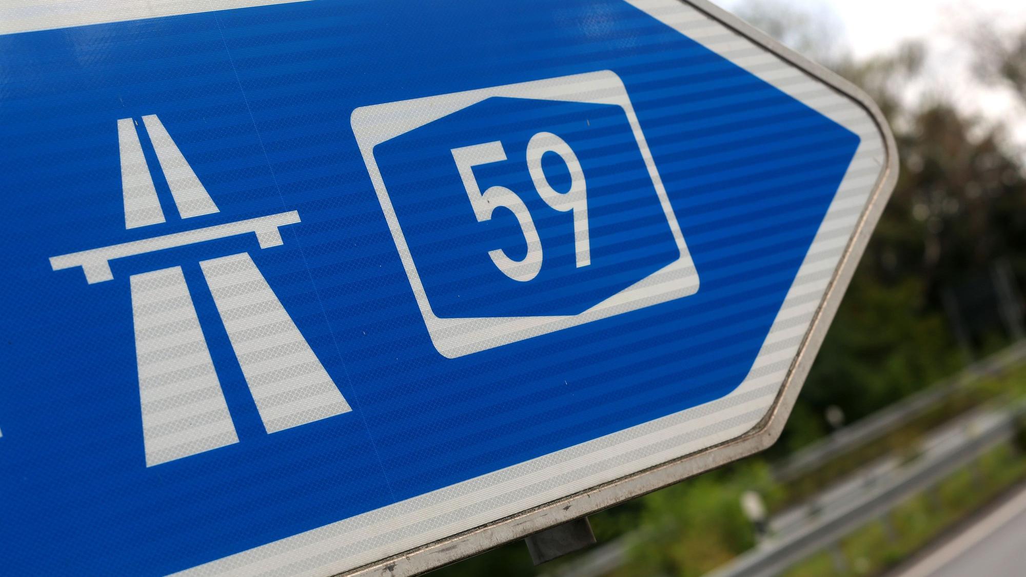ARCHIV - 11.09.2019, Nordrhein-Westfalen, Duisburg: Ein Autobahnschild der A59 bei Duisburg. Wegen Bauarbeiten im Kreuz Leverkusen-West wird die Autobahn 59 an diesem Wochenende zwischen dem Autobahnkreuz und dem Übergang zum Westring in Leverkusen in beiden Richtungen gesperrt. Die Sperrung beginnt am Freitagabend um 20.00 Uhr und soll bis Montagmorgen um 5.00 Uhr dauern, wie die Autobahn GmbH des Bundes mitteilte. (zu dpa: «A59 bei Leverkusen am Wochenende gesperrt») Foto: Roland Weihrauch/dpa +++ dpa-Bildfunk +++