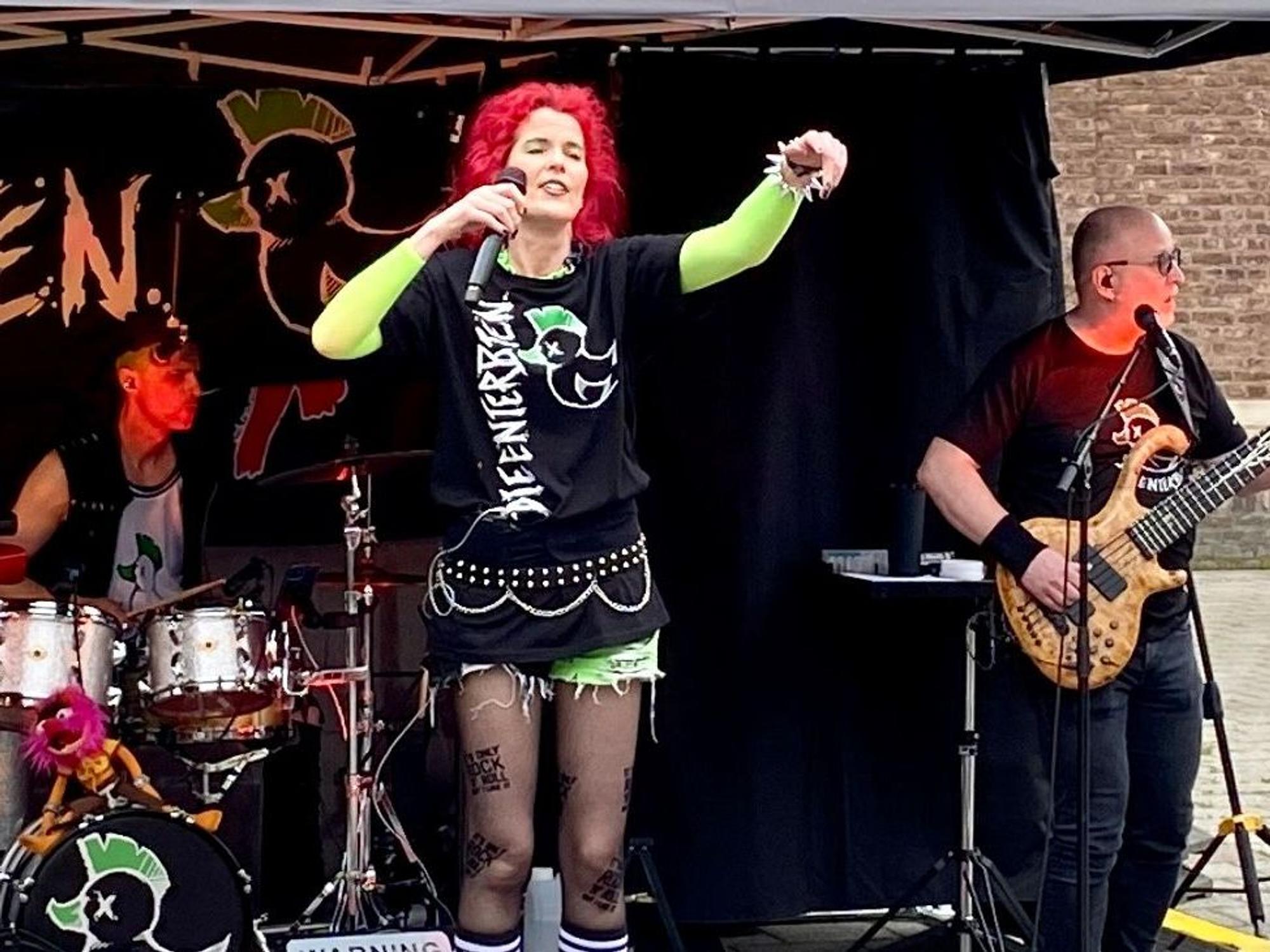 Das Bild zeigt die Brühler Band Rockgören auf der Bühne vor St. Germanus.