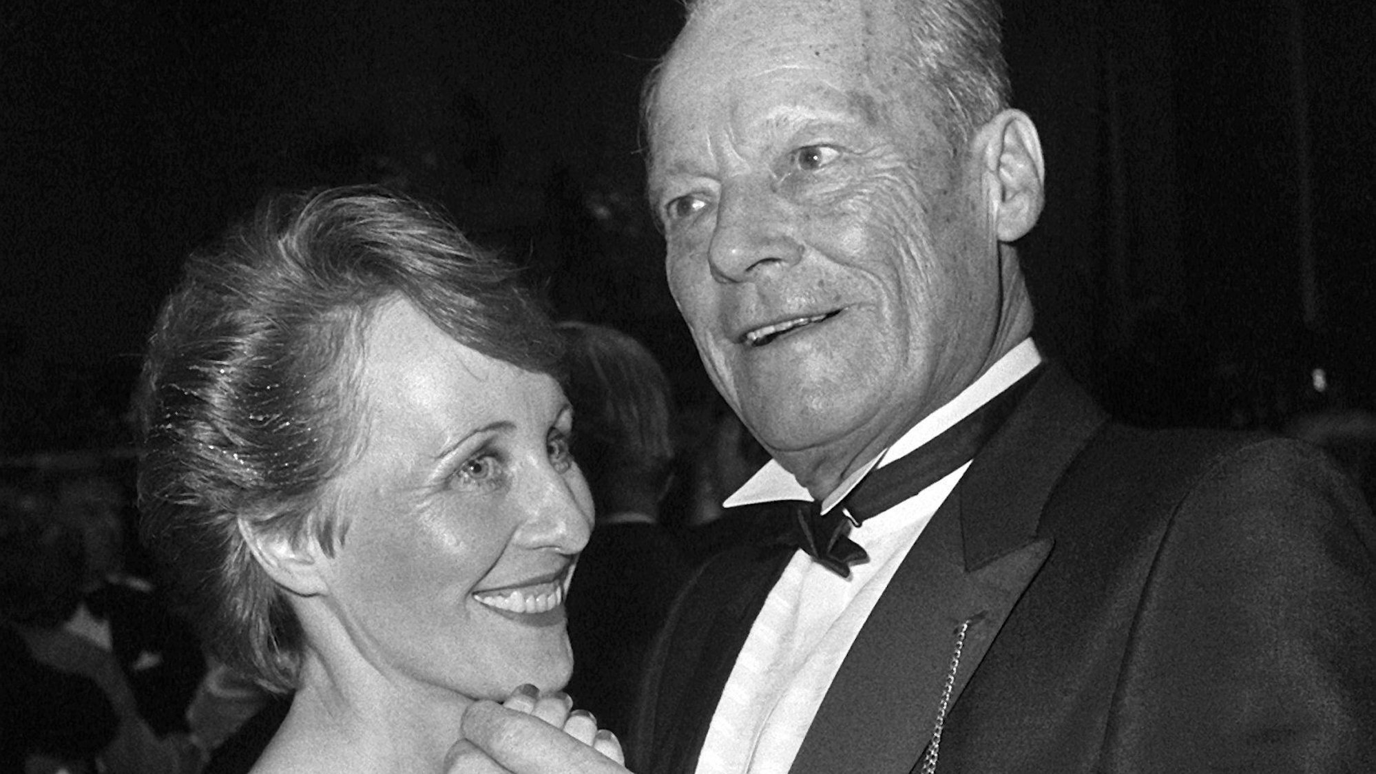 Der SPD-Vorsitzende und Alt-Bundeskanzler Willy Brandt und seine Frau Brigitte Seebacher-Brandt tanzen auf dem Bundespresseball in Bonn (Archivfoto vom 16.11.1984). Der frühere SPD-Vorsitzende und Bundeskanzler heiratete im Dezember 1983 wenige Tage vor seinem 70. Geburtstag seine 37 Jahre alte Lebensgefährtin Brigitte Seebacher.
