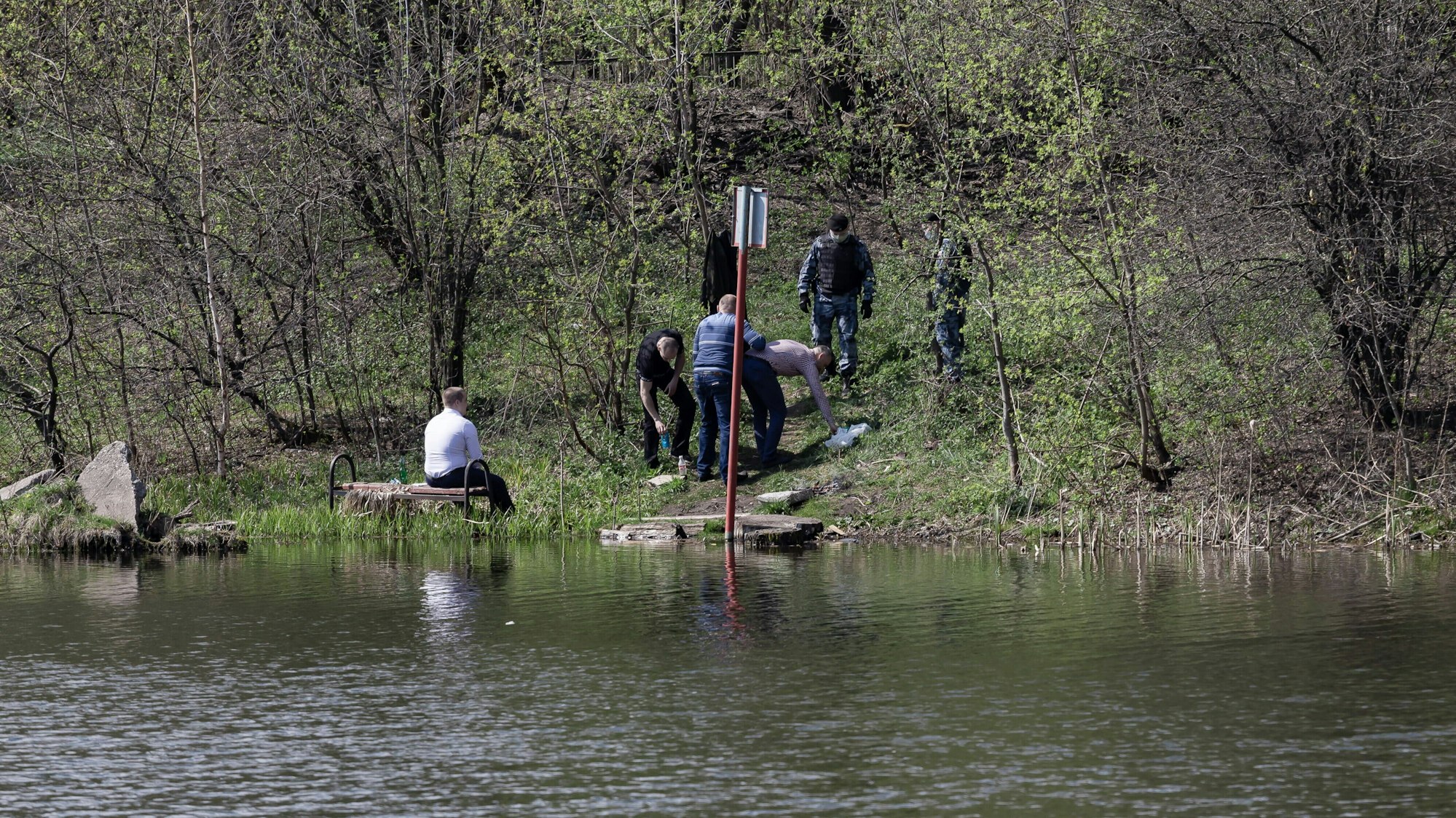 Polizisten suchen einen Stausee ab.