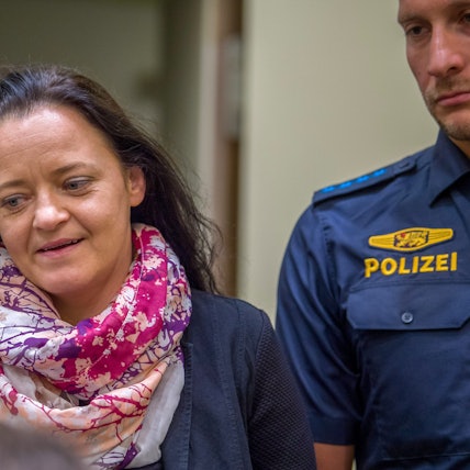 11.07.2018, Bayern, München: Die Angeklagte Beate Zschäpe betritt den Gerichtssaal im Oberlandesgericht München.