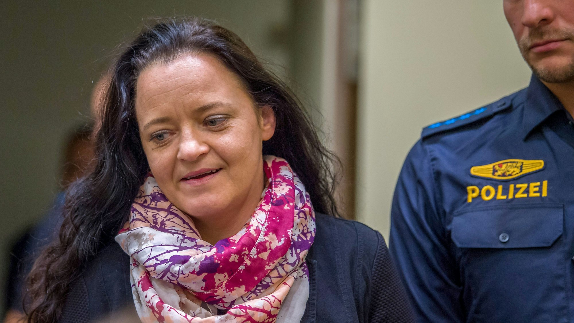 11.07.2018, Bayern, München: Die Angeklagte Beate Zschäpe betritt den Gerichtssaal im Oberlandesgericht München.