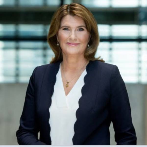 Tina Hassel auf einem Portrait-Foto.