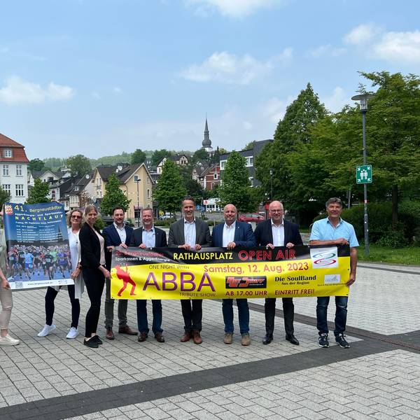 Am Rande der Pressekonferenz präsentieren die Veranstalter die Plakate.
