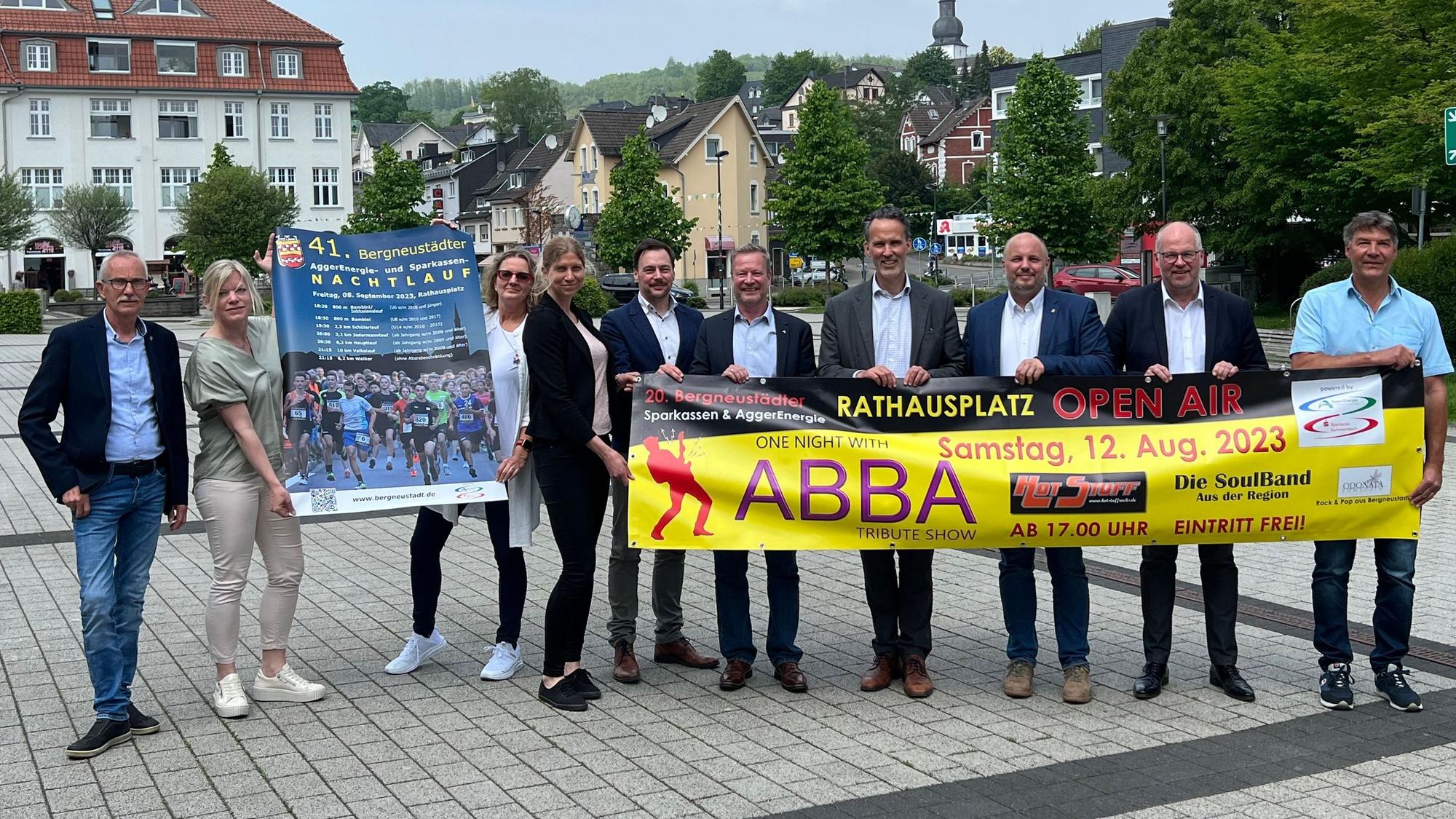 Am Rande der Pressekonferenz präsentieren die Veranstalter die Plakate.