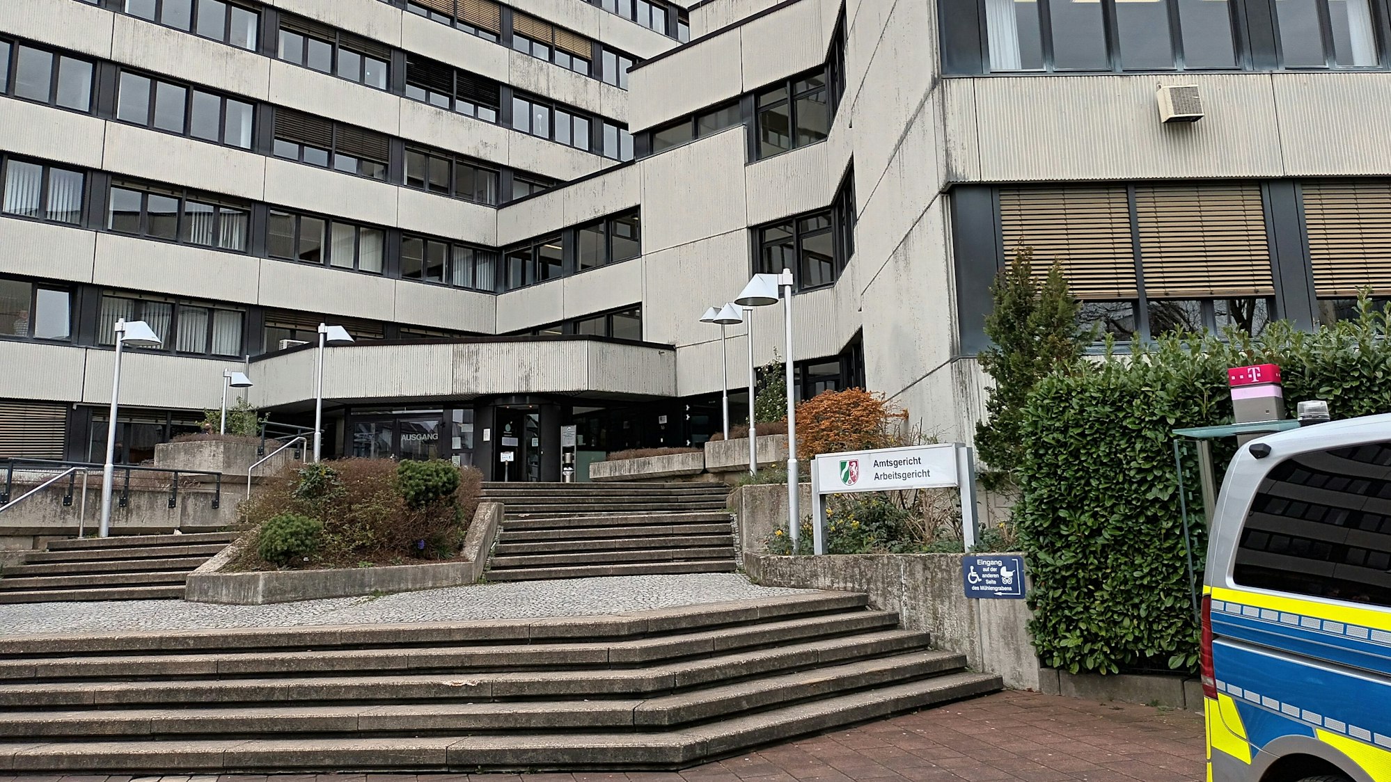 Das Amtsgerichtsgebäude in Siegburg mit dem Treppenaufgang zum Haupteingang.