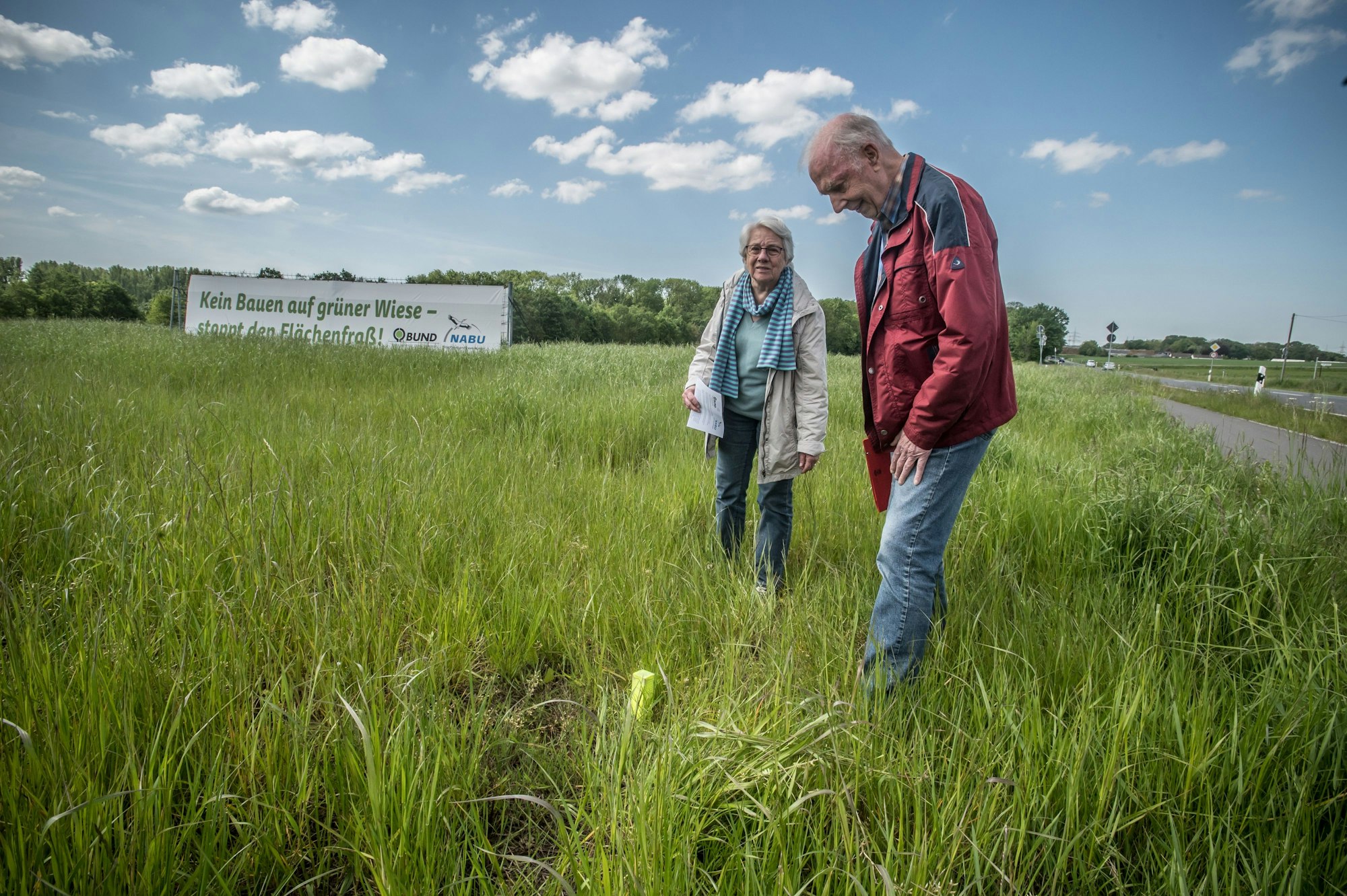 Ingrid Mayer und Erich Schulz auf der Wiese Auf den Heunen, auf der die Stadt Leverkusen eine Rettungs- und Feuerwache bauen möchte.