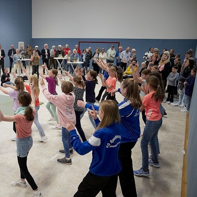 Eine Tanzvorführung bot der weibliche Volleyballnachwuchs der Sportfreunde zur Eröffnung der sanierten Halle.