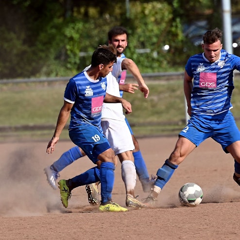 Fußball
FC Leverkusen - Heiligenhaus
links: Anastasios Papoulidis (Lev)
rechts: Ibrahim Rama (Lev)
Foto: Uli Herhaus