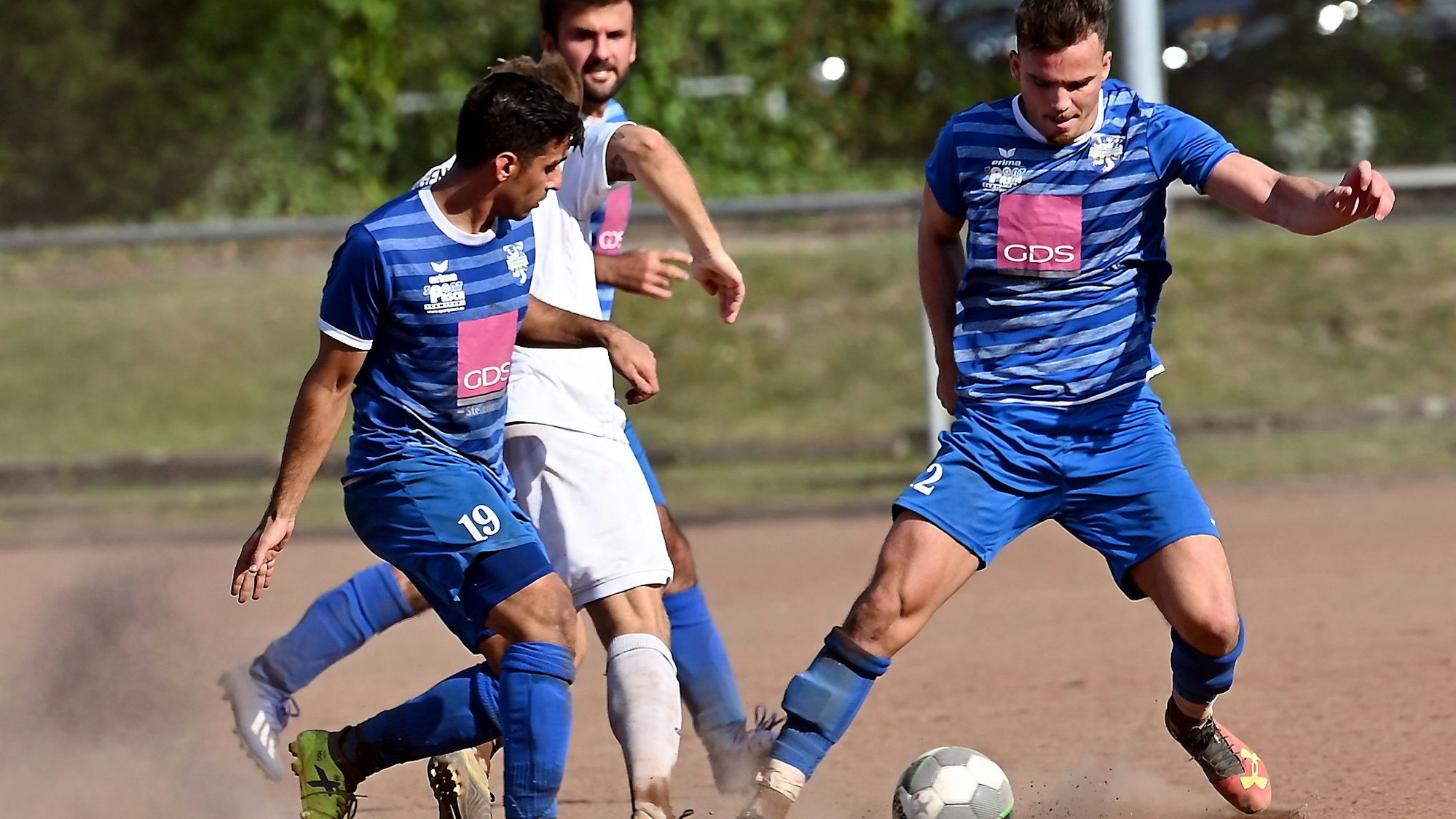 Fußball
FC Leverkusen - Heiligenhaus
links: Anastasios Papoulidis (Lev)
rechts: Ibrahim Rama (Lev)
Foto: Uli Herhaus