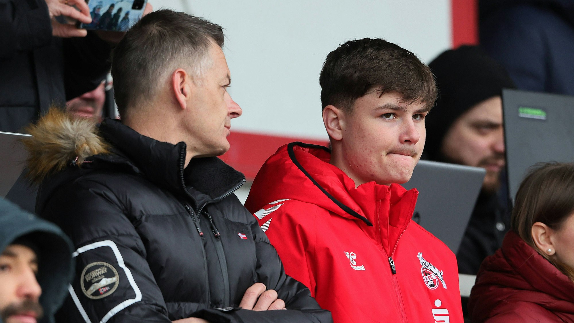 Jaka Cuber Potocnik mit seinem Vater während seiner Sperre im April 2023.