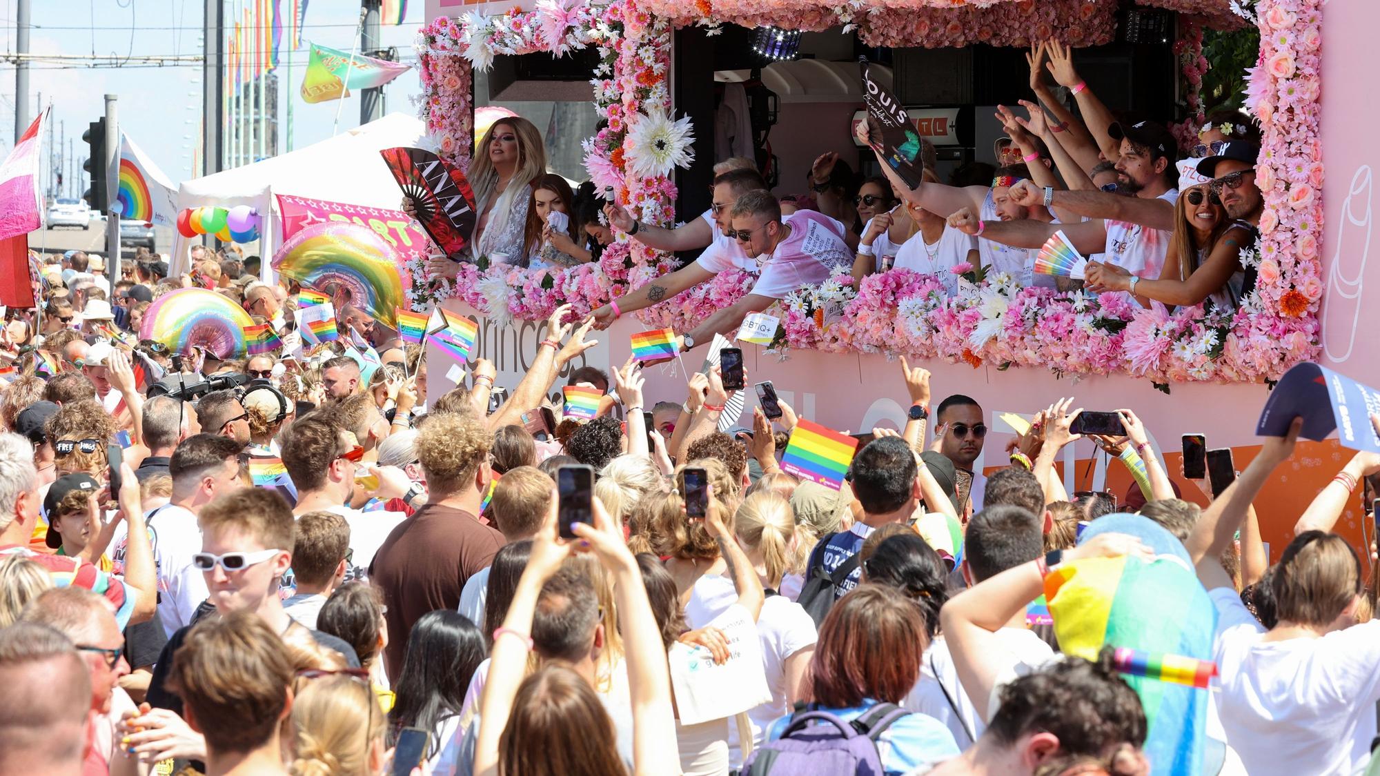 CSD-Demonstration in Köln an Deutzer Brücke/Heumarkt im Juli 2022.