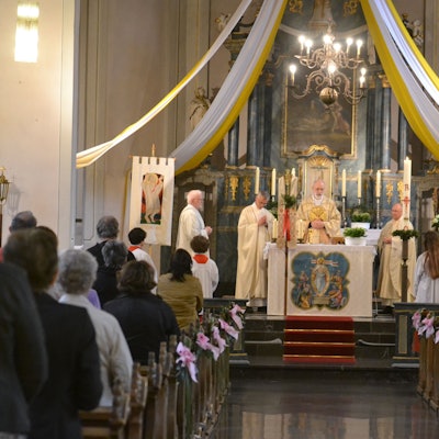 In der geschmückten Pfarrkirche Weilerswist wird ein Gottesdienst gehalten.