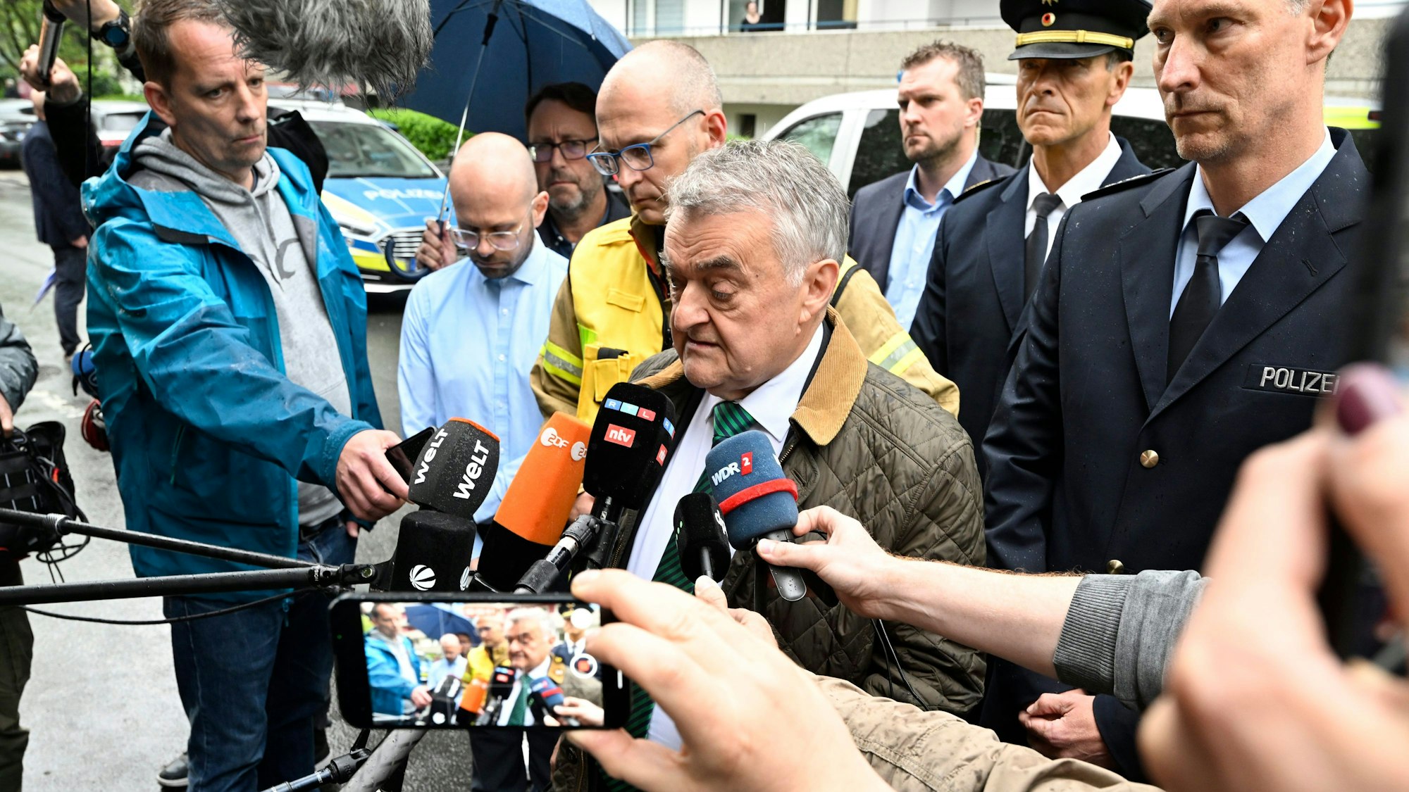 Herbert Reul (CDU), Innenminister von Nordrhein-Westfalen, spricht am Tatort nach der Explosion in Ratingen zu Journalistinnen und Journalisten.