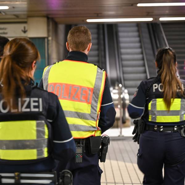 Die Polizei patrouilliert in einer U-Bahn-Station. (Symbolbild)