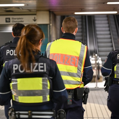 Die Polizei patrouilliert in einer U-Bahn-Station. (Symbolbild)