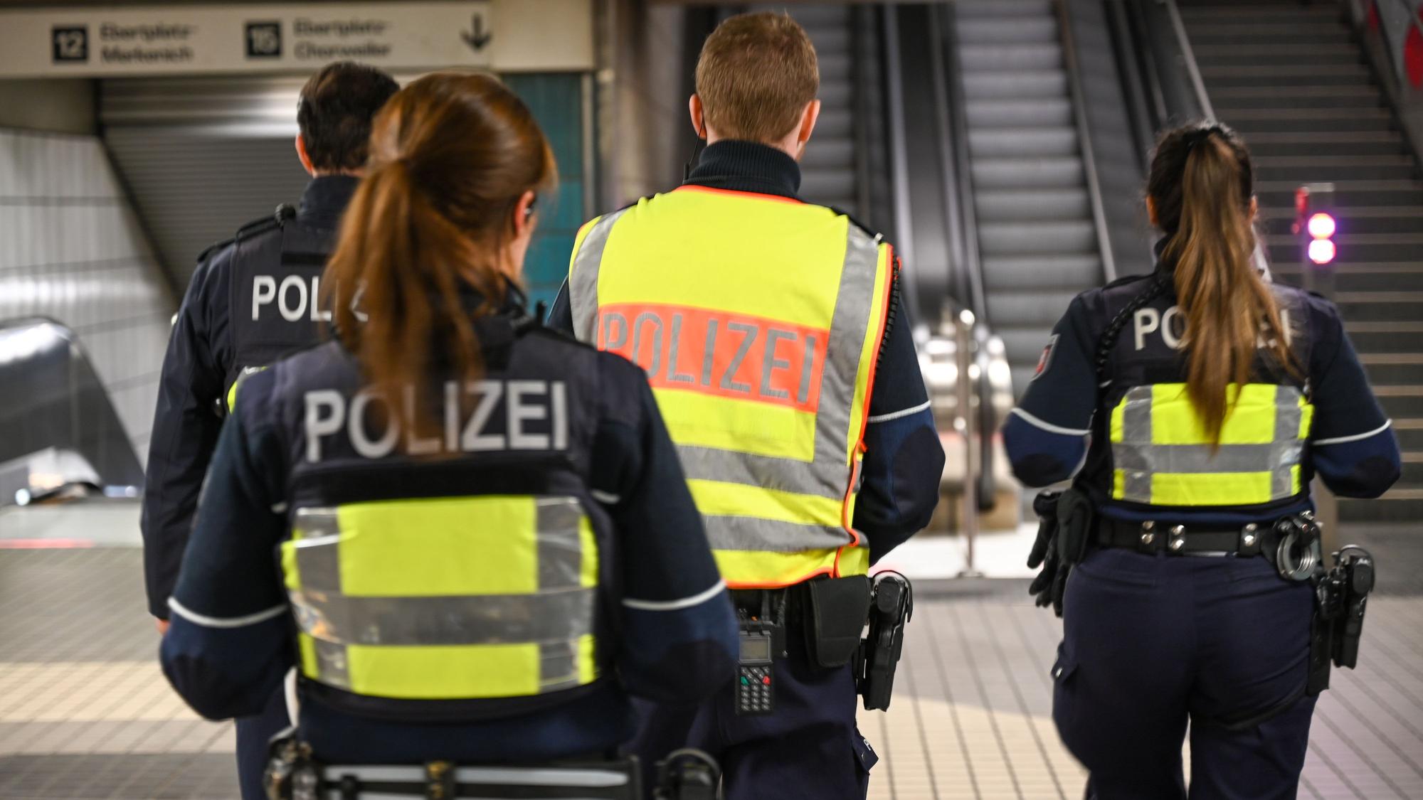 Die Polizei patrouilliert in einer U-Bahn-Station. (Symbolbild)