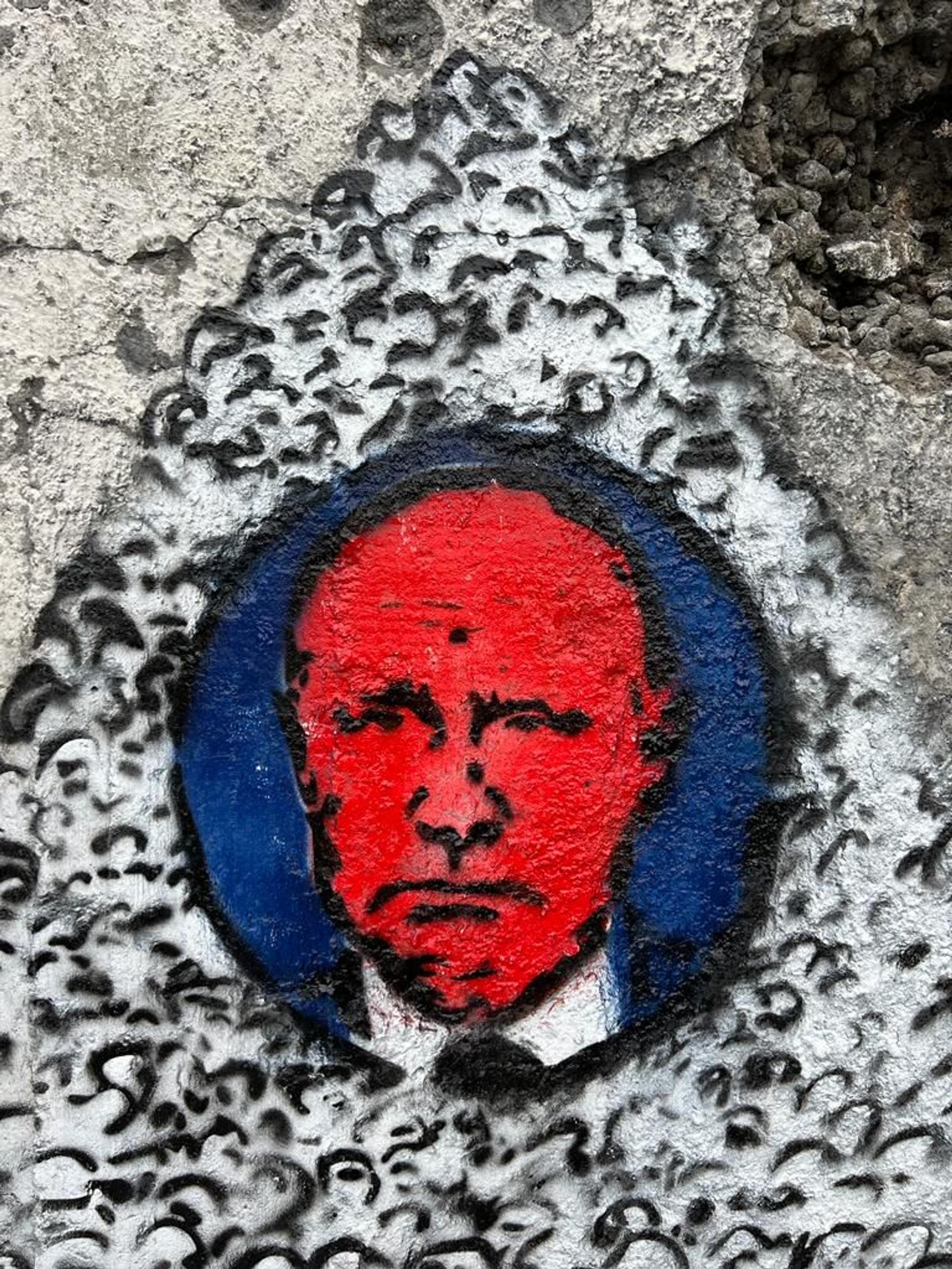 Ein Putin-Motiv von Thomas Baumgärtel an der zerstörten Brücke von Irpin.