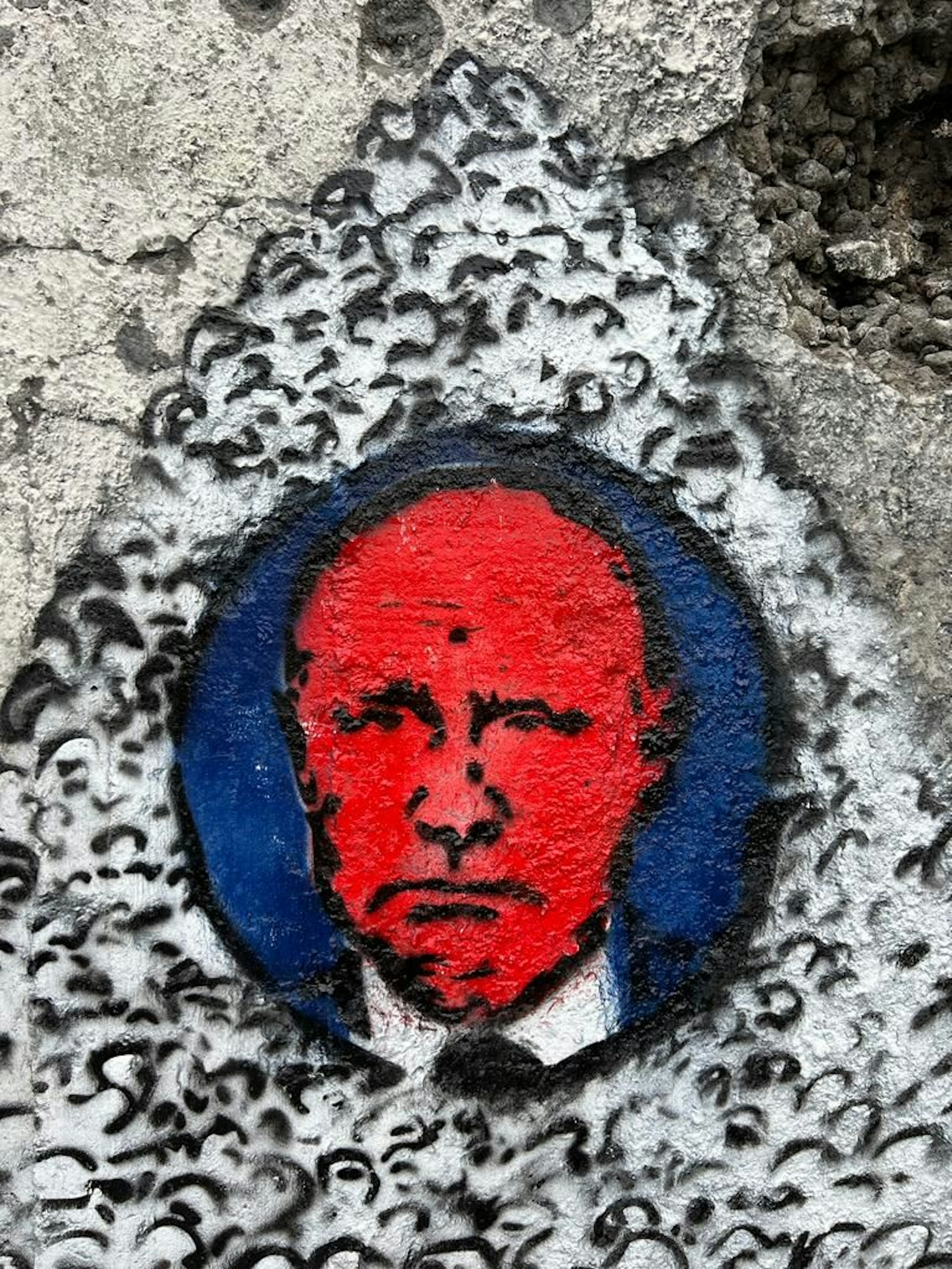 Ein Putin-Motiv von Thomas Baumgärtel an der zerstörten Brücke von Irpin.