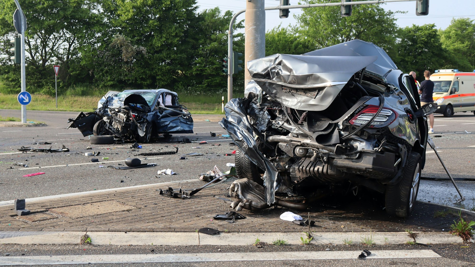 Die beiden Fahrzeugwracks an der Kreuzung der B266 bei Firmenich.