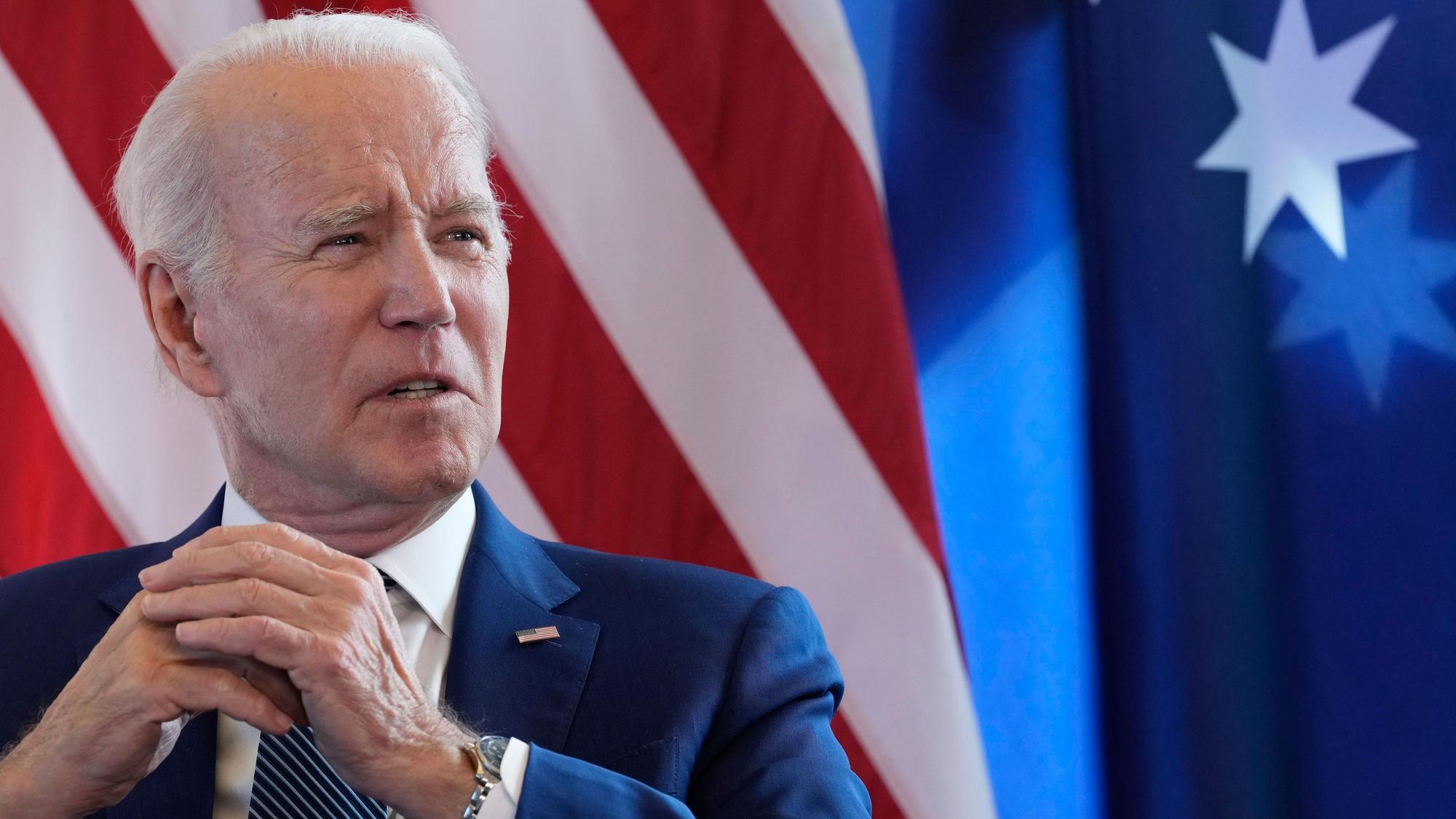 Es ist US-Präsident Joe Biden vor einer US-Flagge zu sehen.