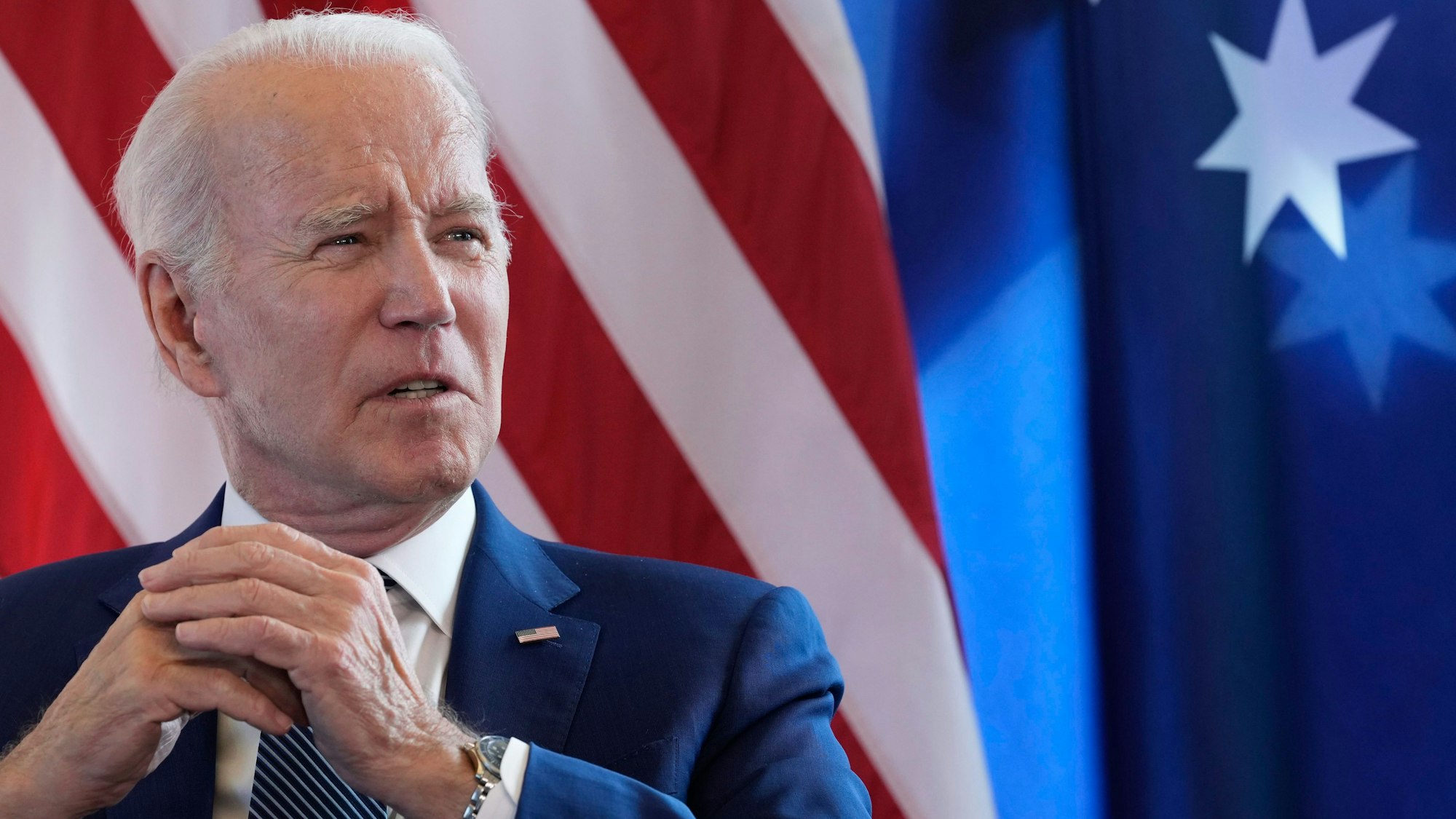 Es ist US-Präsident Joe Biden vor einer US-Flagge zu sehen.