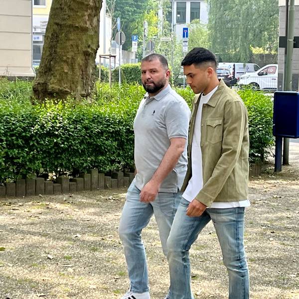 Begleitet vom Bayer-04-Sicherheitsbeauftragten betritt Profi Nadiem Amiri das Opladener Gericht.