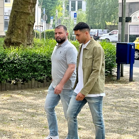 Begleitet vom Bayer-04-Sicherheitsbeauftragten betritt Profi Nadiem Amiri das Opladener Gericht.