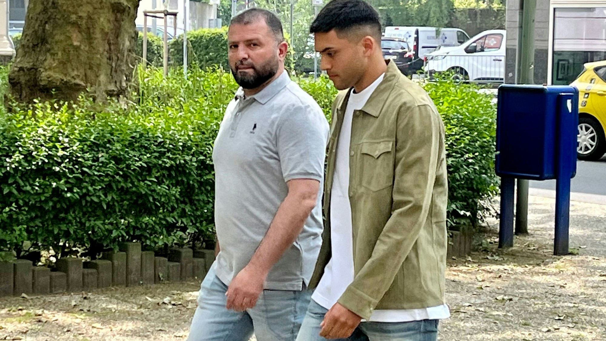 Begleitet vom Bayer-04-Sicherheitsbeauftragten betritt Profi Nadiem Amiri das Opladener Gericht.