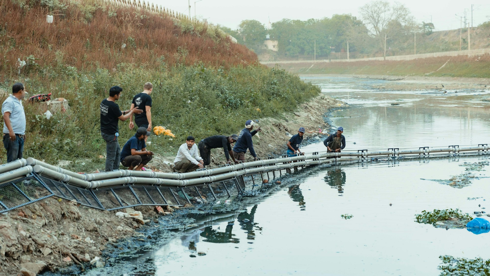 Ein Trash-Boom-System des Kölner Start-ups Plastic Fischer wird in den indischen Fluss Varuna eingesetzt