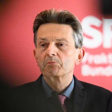 Es ist Rolf Mützenich zu sehen. Hinte ihm ist eine rote Wand mit der Aufschrift „SPD Fraktion im Bundestag“.