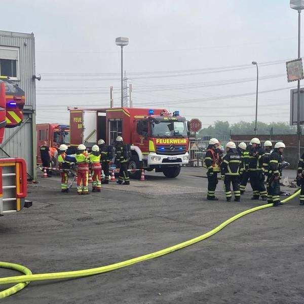 Die Feuerwehr beim Einsatz im Eisenwerk Brühl.