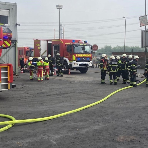 Die Feuerwehr beim Einsatz im Eisenwerk Brühl.