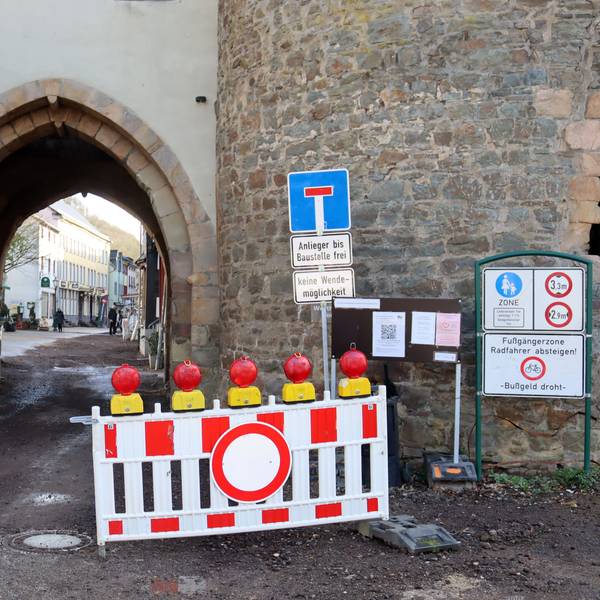 Baustellenschilder vor einem alten Stadttor in Bad Münstereifel.