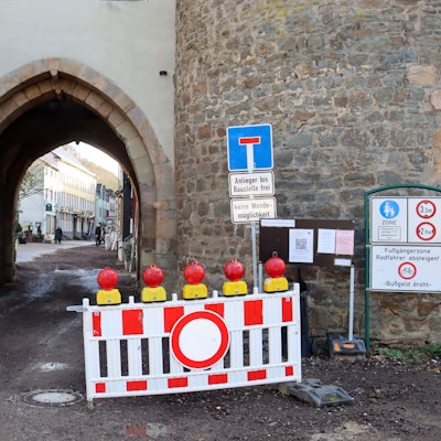 Baustellenschilder vor einem alten Stadttor in Bad Münstereifel.