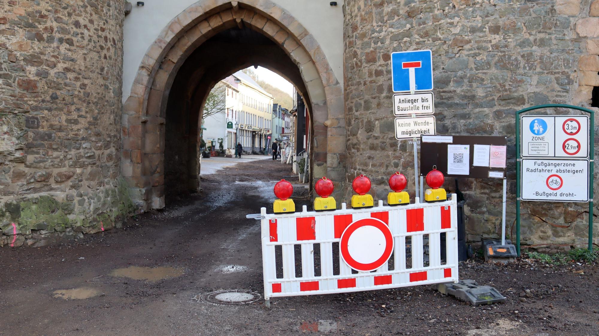 Vor einem der Stadttore in Bad Münstereifel versperrt ein Baustellenschild die Zufahrt.
