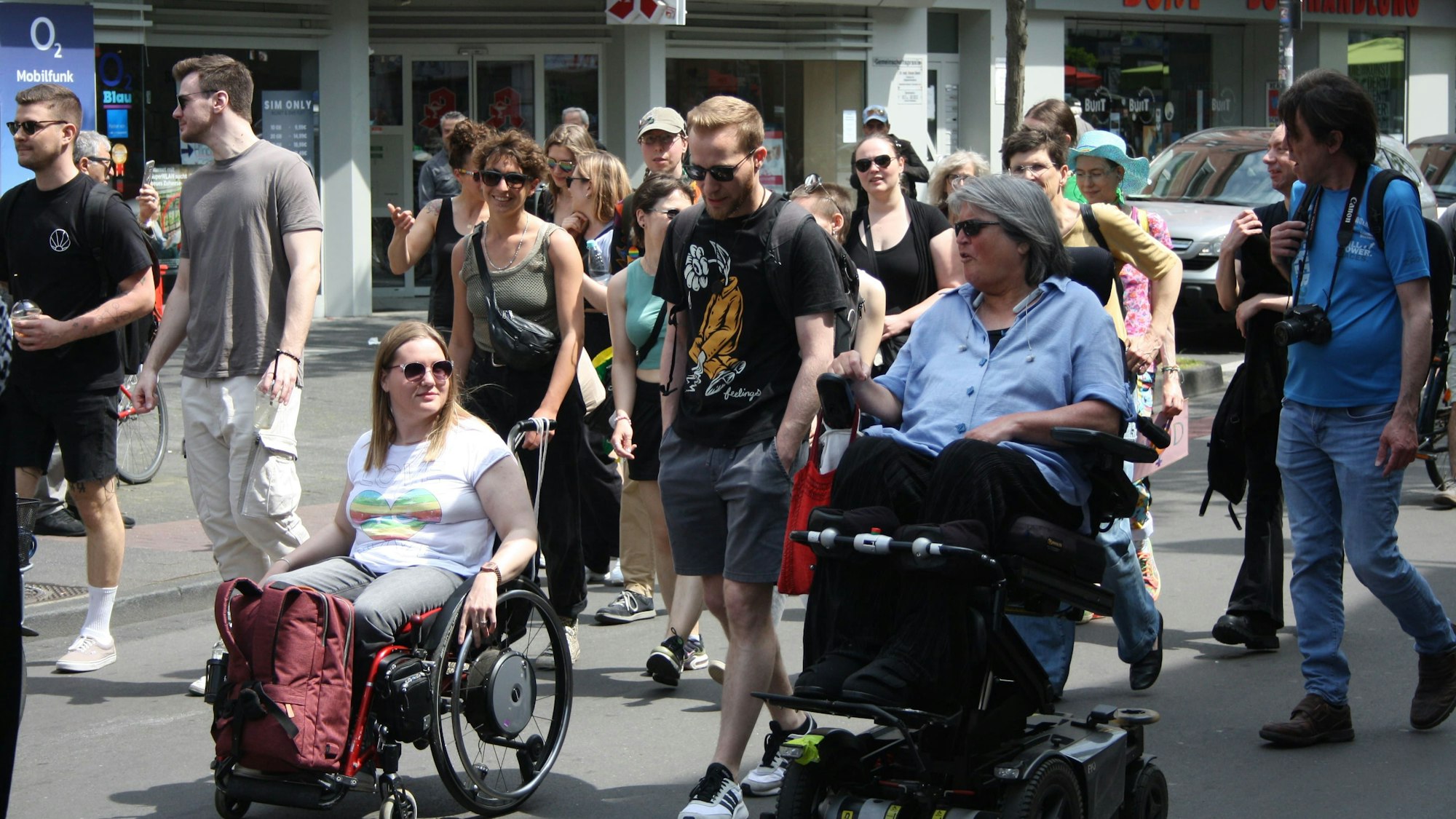 Dutzende Menschen ziehen bei der Parade durch die Straßen.