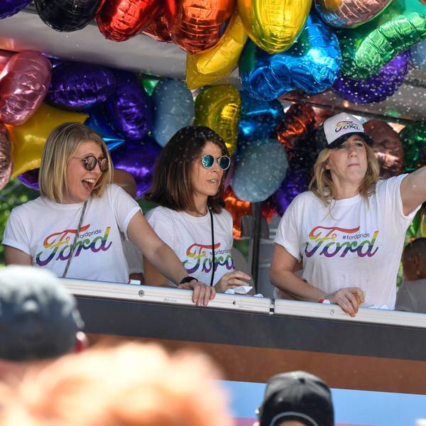 Frauen auf dem Demonstrationswagen von Ford im Juli 2022 beim Christopher Street Day in Köln.