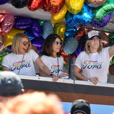 Frauen auf dem Demonstrationswagen von Ford im Juli 2022 beim Christopher Street Day in Köln.