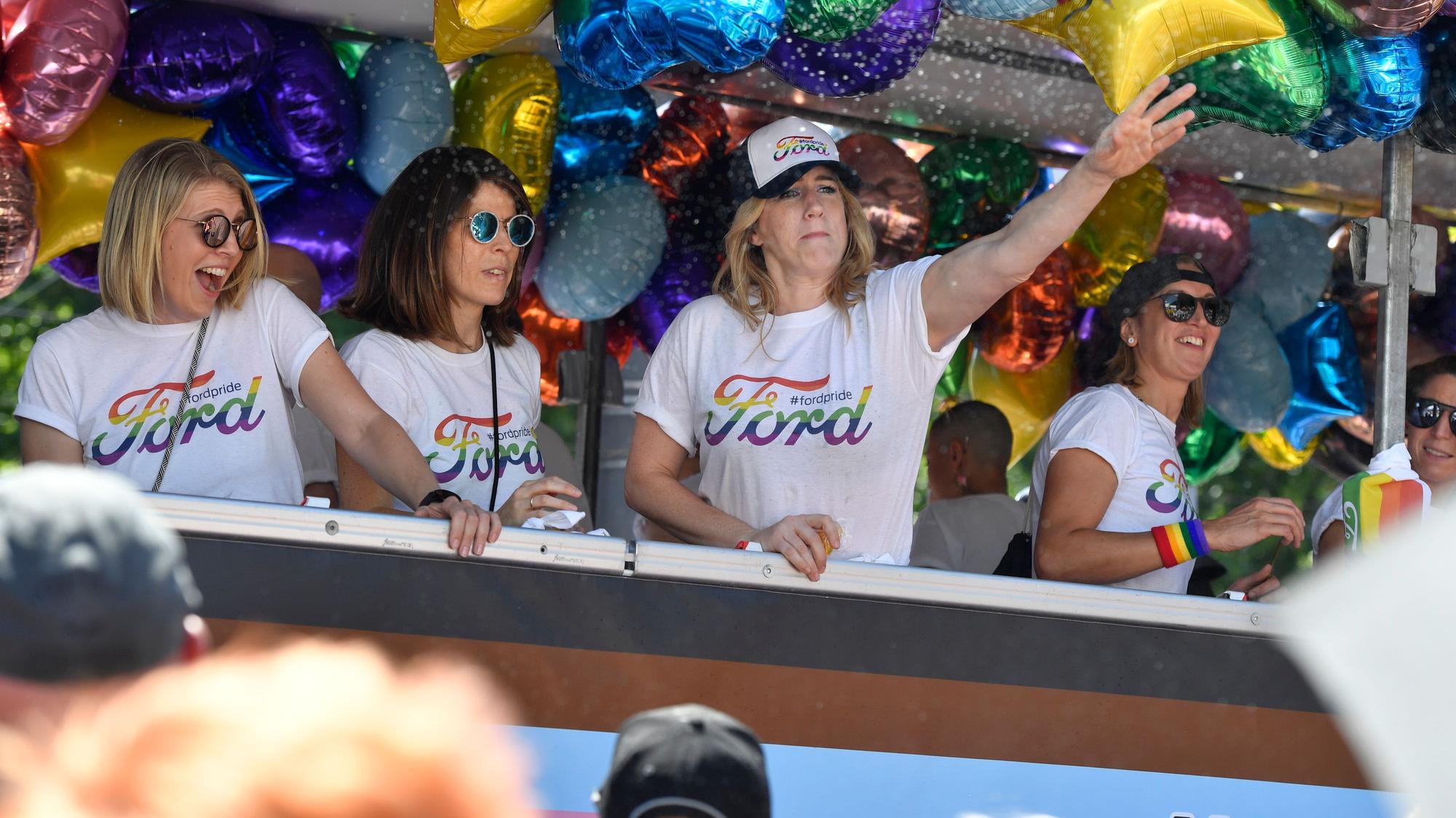 Frauen auf dem Demonstrationswagen von Ford im Juli 2022 beim Christopher Street Day in Köln.
