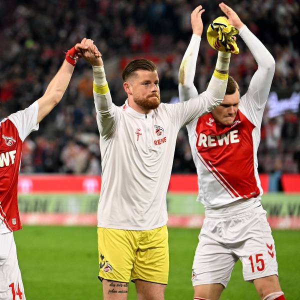 Jonas Hector (l.) und Timo Horn verlassen nach vielen Jahren den 1. FC Köln und feiern mit den Fans.
